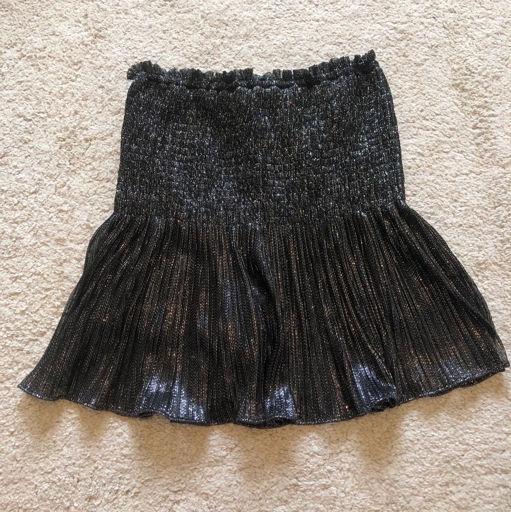 Helt oanvänd, slutsåld kjol från zara med ”inbyggda” shorts (finns möjlighet att ”klippa” bort dem ifall man vill)! Väldigt stretchigt material!! Bud:280 (+ frakt) . Kjolar.