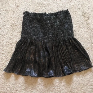 Oanvänd glitterkjol  - Helt oanvänd, slutsåld kjol från zara med ”inbyggda” shorts (finns möjlighet att ”klippa” bort dem ifall man vill)! Väldigt stretchigt material!! Bud:280 (+ frakt) 