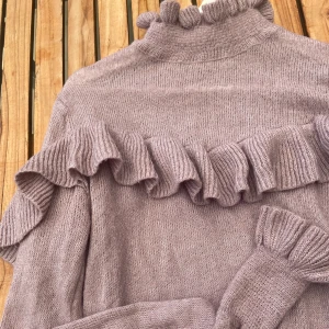 Stickad tröja i lilaaktig färg 💜 - Då väldigt populär & mysig stickad tröja från Gina tricot!