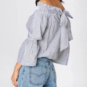 Snygg blus med knytning NAKD - En jättesnygg blus med knytning från NAKD. Bra kvalite och väldigt bekväm. Endast använd ett få tal gånger. (Slutsåld på NAKD)