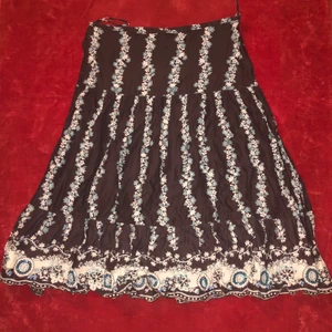 mönstrad kjol - supersnygg kjol med fina blomränder och detaljer med paljetter längst ner, knäpps med dragkedja. festlig och glad energi!👛🌠💝 (frakt är inkluderat i priset🌸)