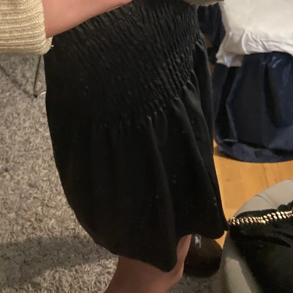 Säljer min svarta skinn liknande kjol som tyvärr inte kommer till användning längre💗 Den är ifrån zaras barnavdelning i storlek 11-12 år (passar Xs/s) . Kjolar.
