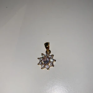 Hänge till halsband  - Ett hänge till halsband som är doppat i 16k guld och med klara stenar