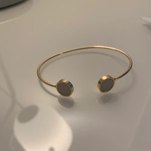 Armband - Säljer detta superfina justerbara armband som aldrig är använt, lätt att justera och passar därför alla! Är kass på att använda smycken endast därför jag säljer💖 köpt för 200kr, kan skicka bilder privat💕🤗