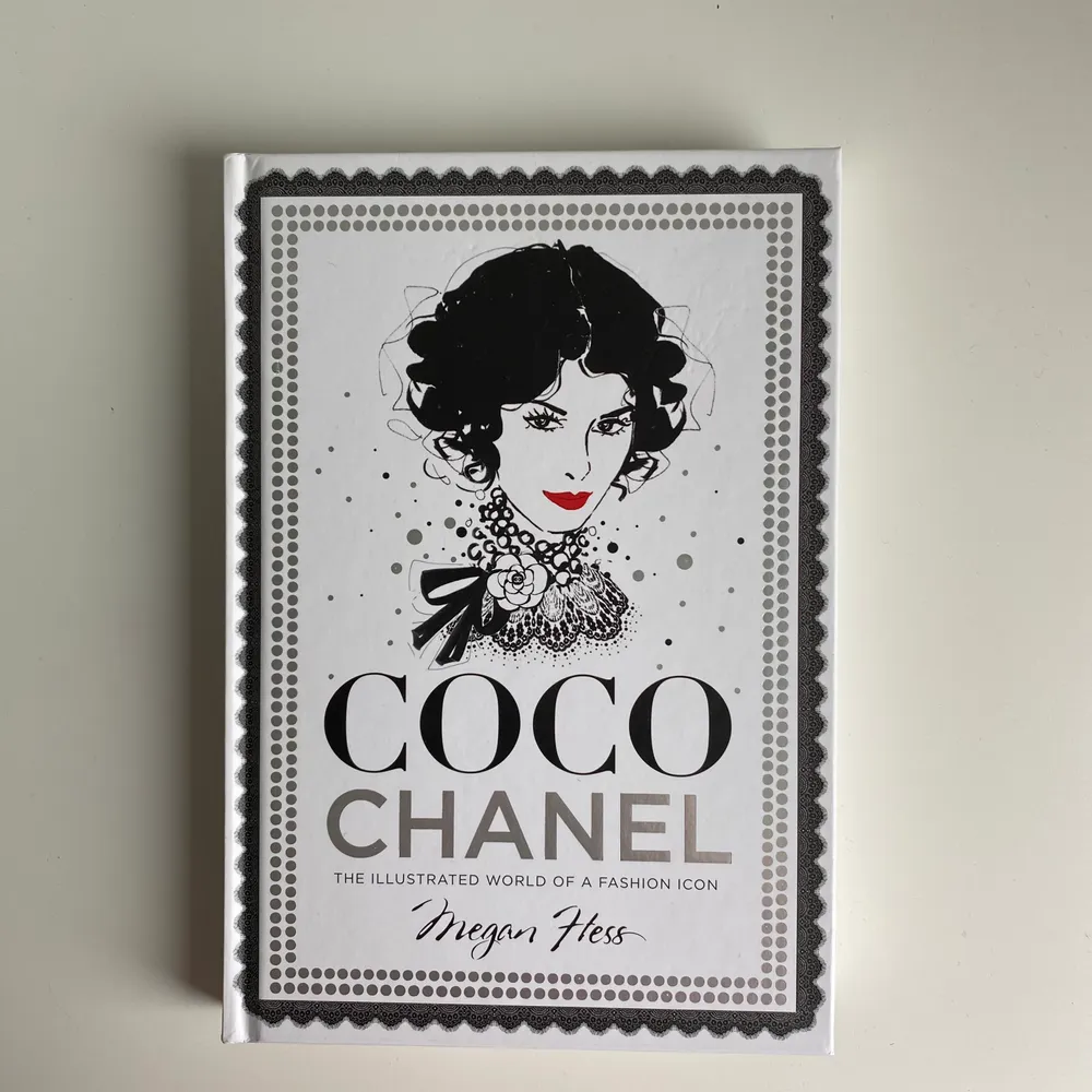 Fin coco Chanel bok som handlar om hennes liv med massa illustrationer, lite skadad på framsidan men inget som syns om man inte kolla nära, skicka för fler bilder inuti, fri frakt✨. Accessoarer.