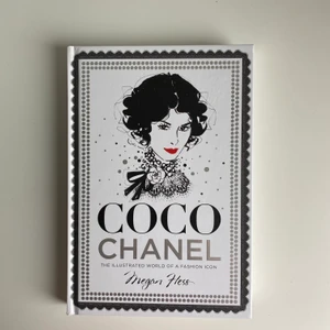Chanel bok - Fin coco Chanel bok som handlar om hennes liv med massa illustrationer, lite skadad på framsidan men inget som syns om man inte kolla nära, skicka för fler bilder inuti, fri frakt✨