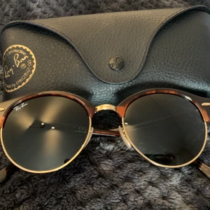 Ray-Ban solglasögon - Nya sen i höstas, aldrig använda, inga repor, RayBan behållare och putsduk medföljer. Säljes pga fel köp