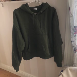 Mörkgrön hoodie - Använd max 2-3ggr :) Hoodien passar nog stl XS-S!