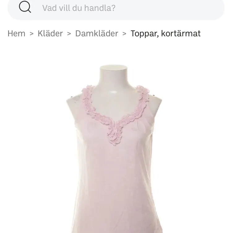 Super gulligt linne med fina detaljer!! Köpt ifrån sellpy och märket är Esprit. Färgen är rosa och storleken är XS. Inte använt bara provat den en gång. ✨⭐️🥰🤍. Blusar.