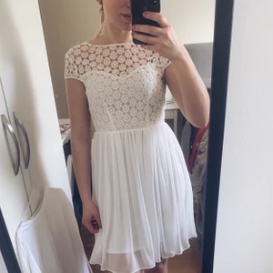 Studentklänning  - Säljer min superfina studentklänning med v-ringad rygg och fina blomdetaljer🌸 Klänningen är storlek 34. Jag har vanligtvis storlek 36, men denna passar mig perfekt! 😋Köpt på MQ. Köparen står för frakten.