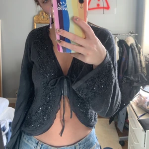 Söt kofta med pärlor - Världens finaste kofta från part two storlek M!❤️