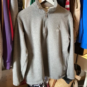 Adidaströja - Grå zip-up tröja storlek S typ. Kan dras åt vid midjan. Bra skick förutom insidan av kragen som har bleknings fläckar (syns ej när man har på sig). Frakt tilkommer/ möts södermalm