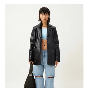Jaden Blazer / Faux skinnjacka - Faux skinnjacka från Weekday. Bara använd 2 gånger, därav priset 🖤 Supersnygg verkligen, men säljer då den inte helt är min stil.