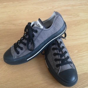 Converse storlek 39 - Helt oanvända converse i storlek 39. Mönstrat tyg. Säljes pga fel storlek. 