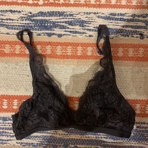 Söt spets bralette.  - Super söt bh i marinblå spets. Endast provad. 