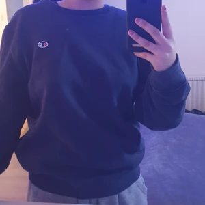 Champion sweatshirt  - ❗laddar upp igen pga oseriösa köpare❗ säljer min marinblåa champion sweatshirt eftersom att den inte kommer till användning! Inga fläckar eller defekter❤