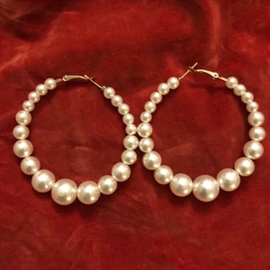 örhängen - stora runda pärlörhängen, superfina och med detdär lilla extra!💍⭐️🍰