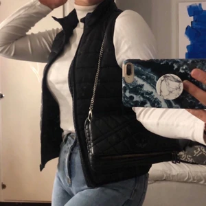 Väst - Svart väst från Everest. Storlek XS. Använd fåtal gånger, inga skador alls! Skriv för mer info eller bilder! 