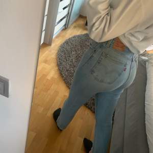 Sjukt snygga Levis jeans i modellen 501. Använda ett par gånger men fortfarande väldigt bra skick. Köparen står för frakt (66 kr)💞
