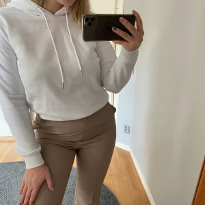 Vit hoodie - Säljer en vit hoodie i storlek S för 130kr+frakt 