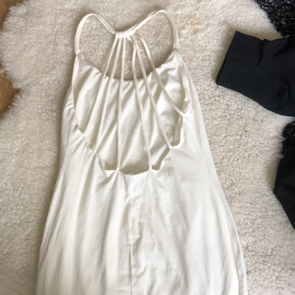 Otroligt gullig vit kort klänning, perfekt till sommaren, storlek S med öppen detaljerad rygg! . Klänningar.