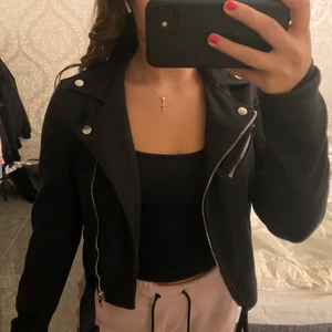 Mocca jacka<4 - Mocca jacka från pull and bear. Inte använd så mycket och är i bra skick! Inga skador på jackan. Jätte fin till sommaren nu💞