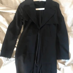 Tunn kappa  - Kappa i tunnare modell från H&M med medföljande skärp i midjan. Storlek 38 men passar mig som har storlek 36. Fint skick. 