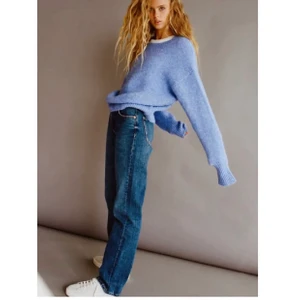 Så fina zara jeans ! - Säljer ett par fina zara jeans för att de inte används så mycket💓skriv om du undrar något eller vill ha egna bilder på jeansen! De är i jättebra skick kanske använda 5 ggr