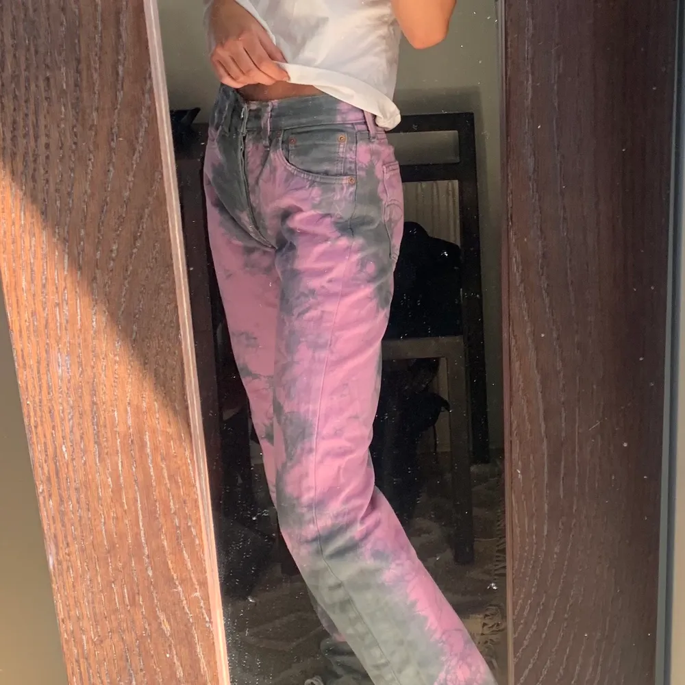 Ett par vintage Levis jeans köpta i Paris, Så extremt coola men kommer tyvärr inte till användning. Storlek 26/32 och perfekt längd på mig som är 169cm! Skriv till mig om ni har frågor eller vill ha mer bilder 💖 Om fler är intresserade buda i kommentarerna 💕. Jeans & Byxor.