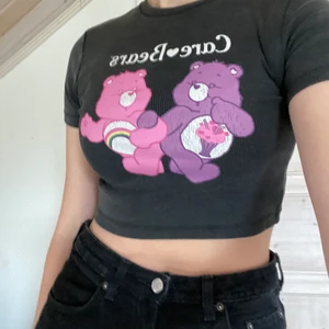 Care Bears - topp - Care Bears - topp från Pull&Bear. Croppad t-shirt i storlek M men skulle säga att den passar allt från S-M då materialet är stretchigt. (Jag på första bilden är vanligtvis en S-M). Köpt för 159kr men endast använd en gång. PRIS: 70kr (+frakt 45kr) Kan mötas upp!