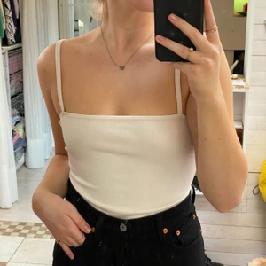 vit body 🤍 - snygg vit body som använts typ 3 gånger. Jättefint skick och passar till allt 🤍💖🤍