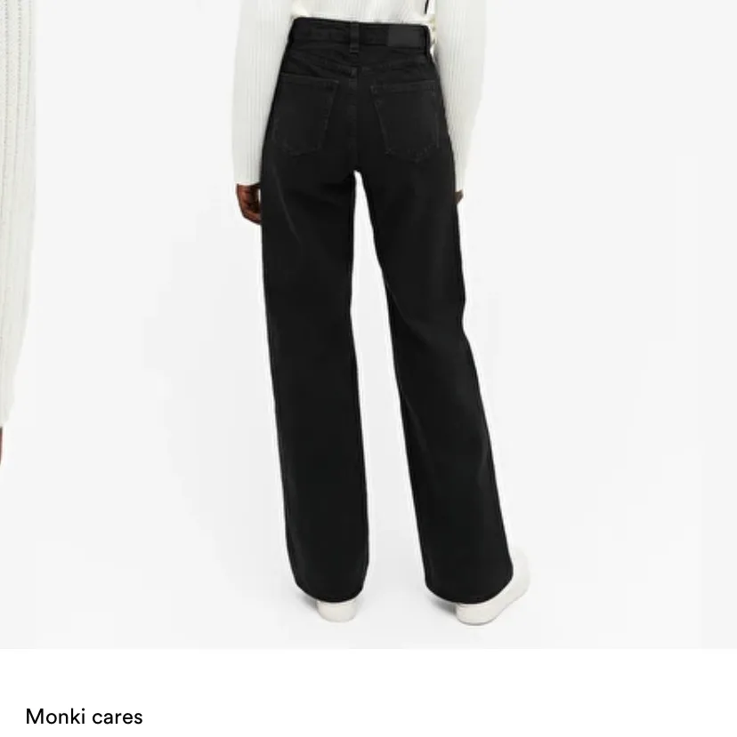 Jeans ifrån monki i den populära modellen ”Yoko”. Köpte de i oktober men har bara använt de 2-3 gånger då jag tycker att de är några centimeter korta för mig som är 168,5 cm. Annars är de superfina och formar kroppen på ett fint sätt💞 bara att kontakta för egna bilder eller frågor osv, köpta för 400 kr (pris kan diskuteras) frakt tillkommer, är det mycket intresse startas en budgivning. Jeans & Byxor.
