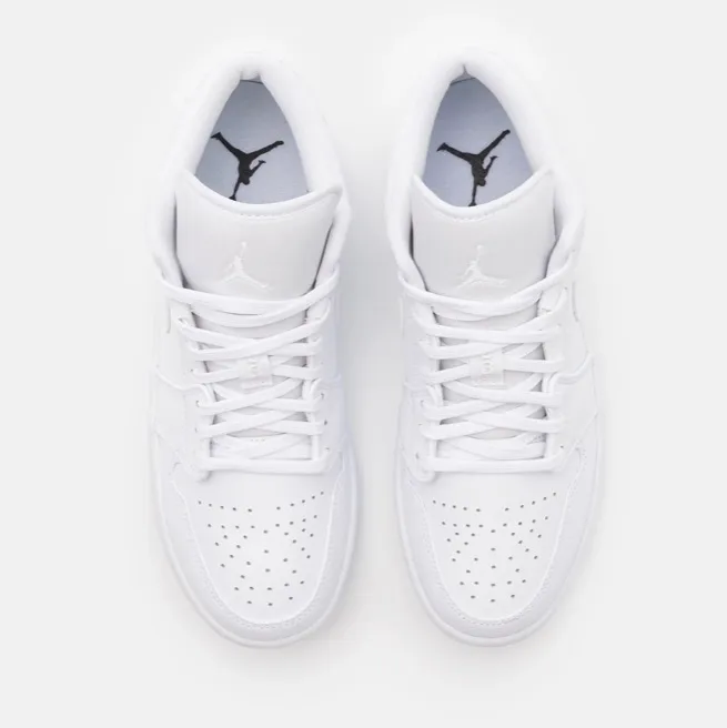 Säljer mina Air Jordan 1 Low white som tyvärr är för små för mig. Nyligen köpta och endast använda en gång❤️. Skor.