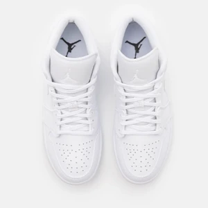 Jordan 1 Low - Säljer mina Air Jordan 1 Low white som tyvärr är för små för mig. Nyligen köpta och endast använda en gång❤️