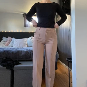 Beiga kostymbyxor - Jättefina kostymbyxor i beige. Dom är helt nya endast testade, lappen finns kvar. Köptes för 500 men jag säljer för 300 + frakt (48kr). Den är i storleken S/30 alltså längden 30. Jag är 167 och det är inte för korta. Om de skulle vara fler som är intresserade så får man buda❤️