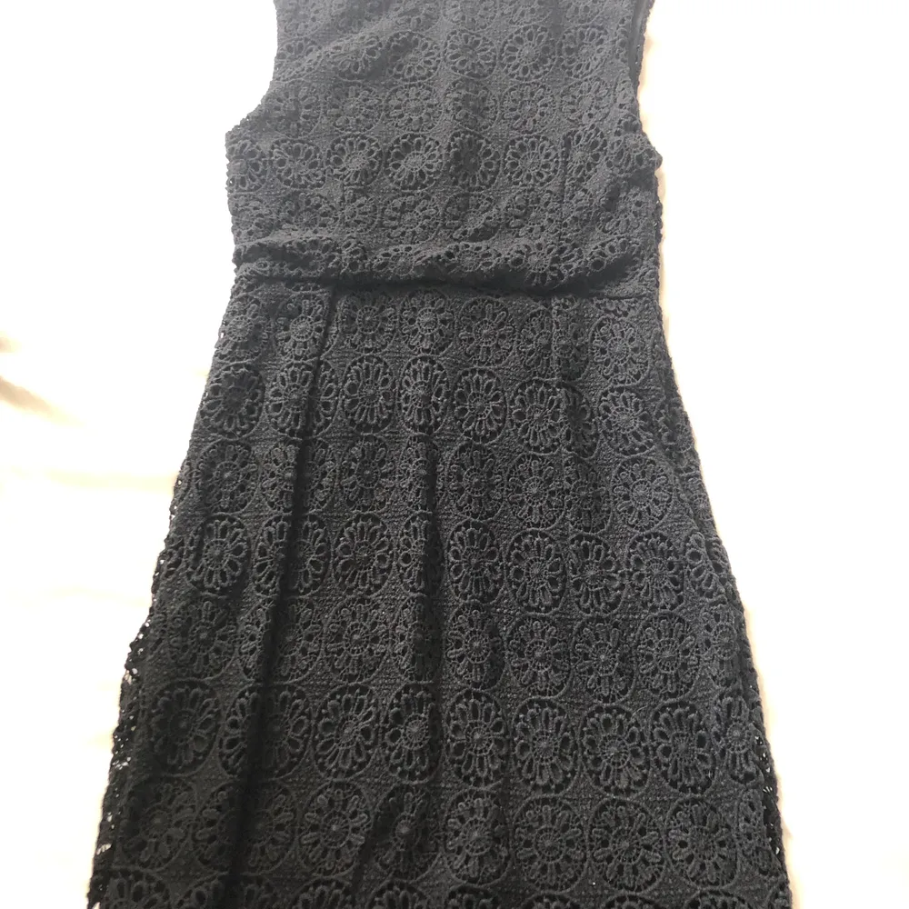 Virkad svart klänning både bak och fram, passar XS/S, säljer då den blivit för liten för mig ☺️ köparen står för frakt . Klänningar.