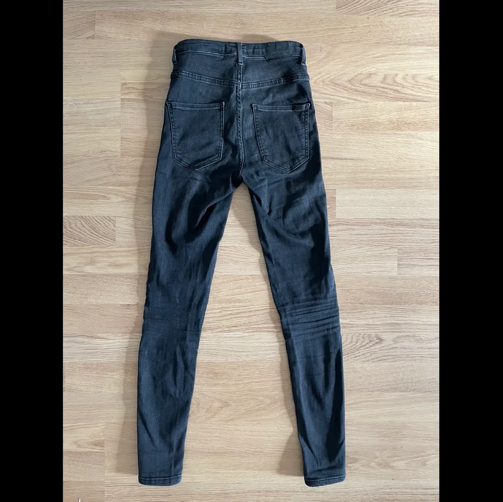 Stentvättade högmidjade jeans från ginatricot. Modellen är Molly och är tighta hela vägen. Storlek XS. Jeans & Byxor.