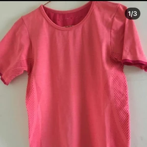 Träningst-shirt storlek M - Träningstisha från Panos Emporio, korallfärgad storlek M. Knappt använd, i mycket gott skick. 65%polyester 35% nylon.