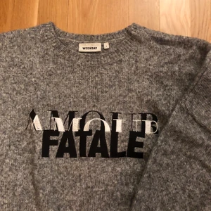 Stickad tröja från Weekday - Stickad tröja med tryck från weekday. Storlek M.