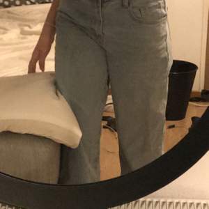 straight jeans, väldigt stora. Storlek: S men är större