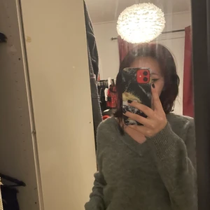 Stickad tröja - En djupt v-ringad tröja. Den är väldigt skön och inte stickig, man kan ha den som offshoulder om man vill