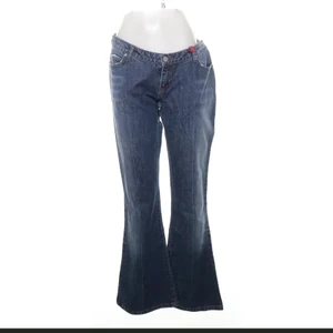 Lågmidjade jeans - super snygga flare lågmidjade jeans som tyvärr är för små!:( möts i Stockholm annars frakt 66kr!:) ❤️