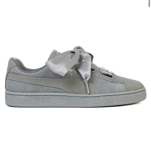 Puma suede - Säljer dessa superfina skor från Puma. Endast provade! Strl 38. Köpta för 800kr. Köpare står för frakten!⚡️✨