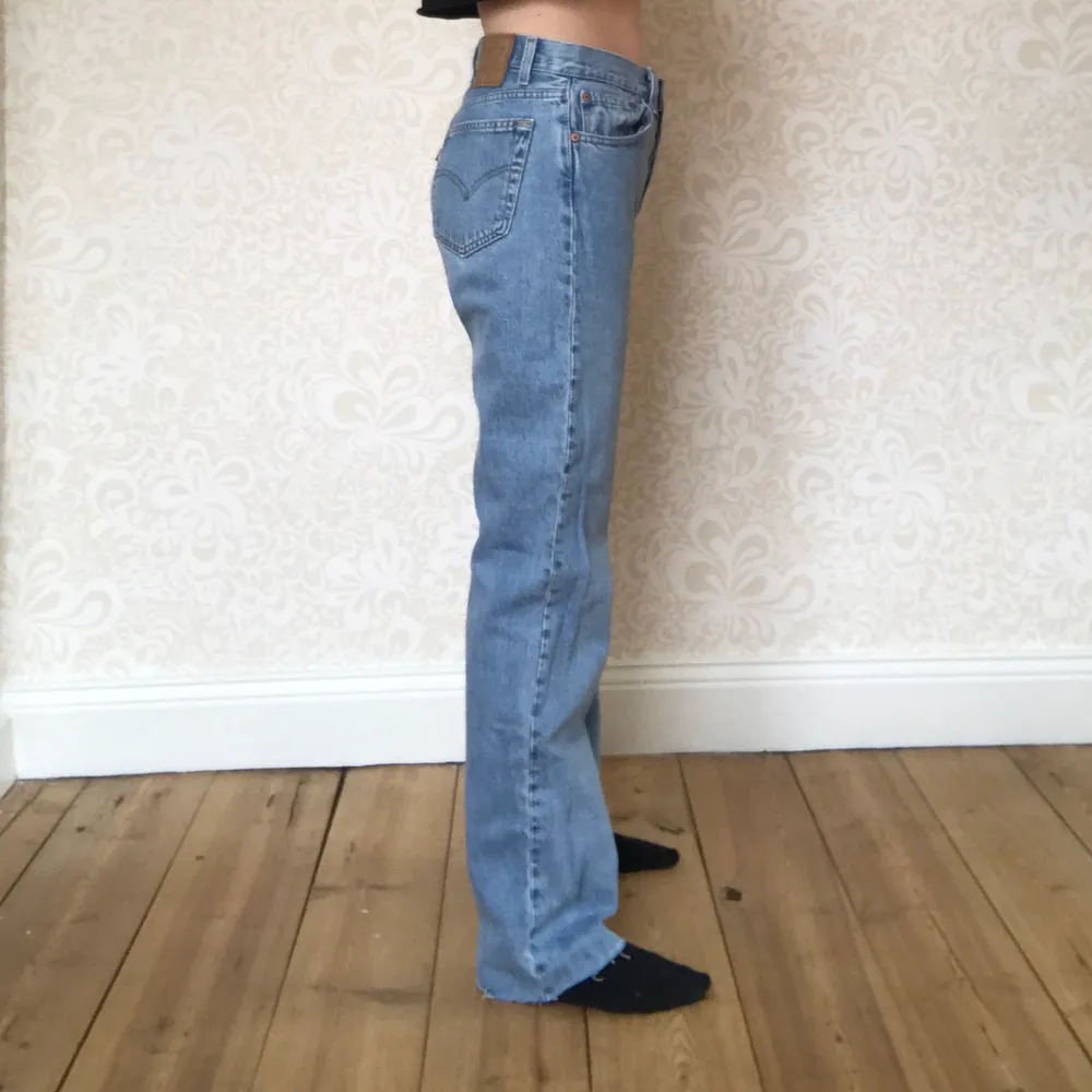 Ljusblåa Levis jeans i modellen 501, är avklippta men går ner i marken på mig som är 170cm. Jeans & Byxor.