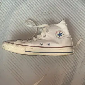 Hej! säljer ett par vita converse i storlek 36,5 då dom är för små för mig! skorna har inga fläckar eller hål.❤️