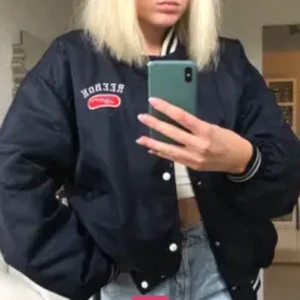 Vintage jacka - Säljer min jacka från Reebok som jag köpte här på plick! Endast använd 2 gånger och är i ett super fint skick. (Lånade bilder). Storleken är M/L och är oversized och sitter väldigt snyggt. Frakten är inkluderat. Om det är fler som vill köpa så blir de budgivning!!💗💗