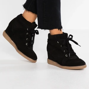 Pavemet skor (isabel marant liknande) - Säljer mina jätte fina isabel marant LIKNANDE skor, använda ett par fåtal gånger men är som ny skick. Köpta för 1200kr på RAGLADY men säljer för 399kr🦋🦋