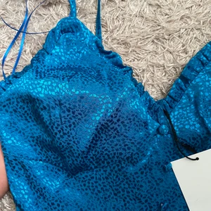 Blå satinklänning - Prislappen på. Helt fantastisk klänning som tyvärr är för liten för mig. Storlek M men sitter som S/XS. Helt slutsåld på ZARA.