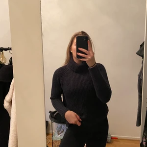 Stickad polotröja  - Supersnygg polotröja som inte sticks!! 💙 Använd endast 2 ggr! Strl S, Ev frakt tillkommer 😇