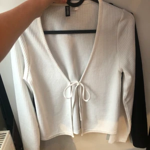 två snygga tröjor från Hm i stl S och Xs - Tröjorna kan säljas enskilt för priset 50kr/st men tillsammans säljer jag dom för 75kr/st. 